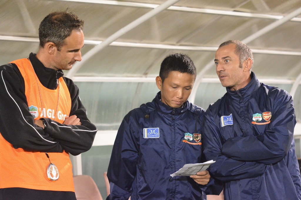 HLV Guillaume Graechen (ngoài cùng bên phải) còn rất nhiều điều phải làm để giúp HAGL thi đấu tốt tại V.League 2015. 