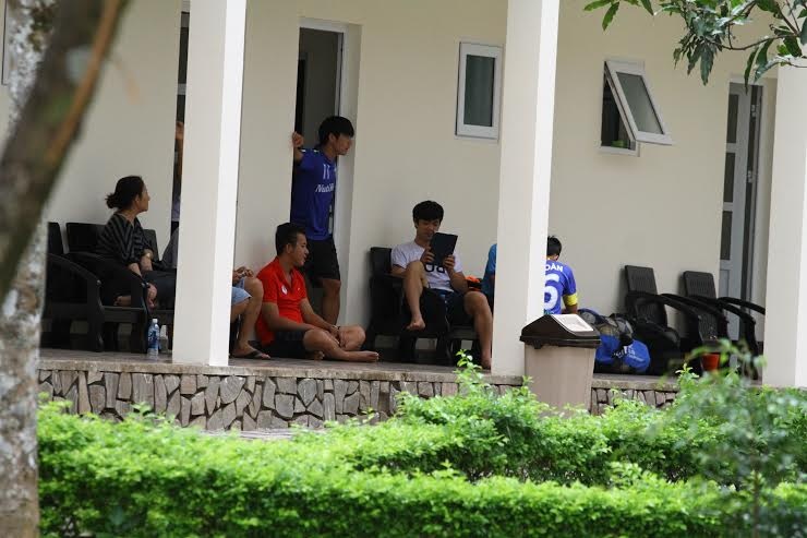 Hàng lang chỗ ở mới rất thoáng mát giúp Công Phượng cùng các đồng đội thỏa mái trò chuyện cùng người thân.