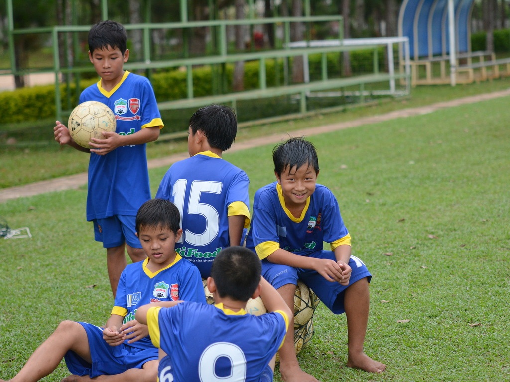 Huỳnh Tuấn Vũ cười tươi sau một buổi tập cùng đồng đội. Lúc mới đến học viện, em rất hay khóc vì nhớ nhà nhưng giờ đã quen dần.