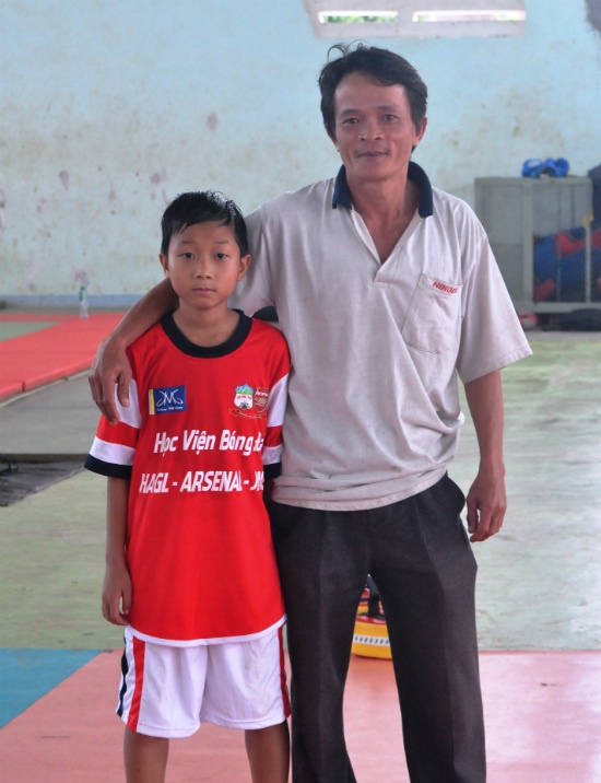 Anh Huỳnh Minh Tuấn trong những ngày dẫn cậu con trai lên Gia Lai thi tuyển vào học viện HAGL-Arsenal JMG. 