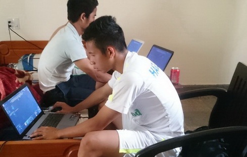 Cong Phuong choi Play Station kem xa dong doi hinh anh