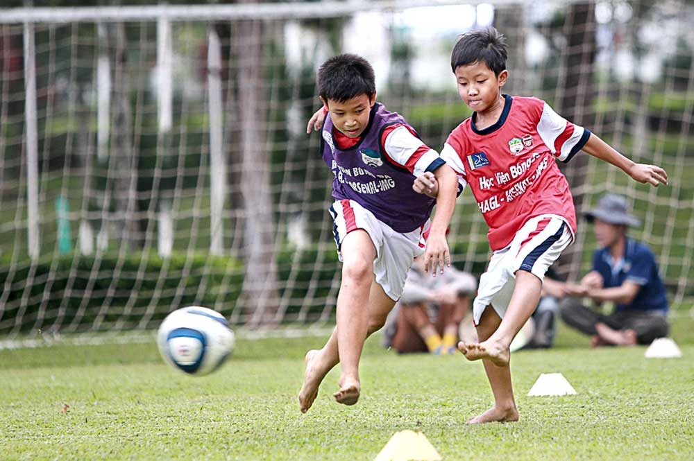 Huynh Tuan Vu tro tai tang bong bang chan dat hinh anh