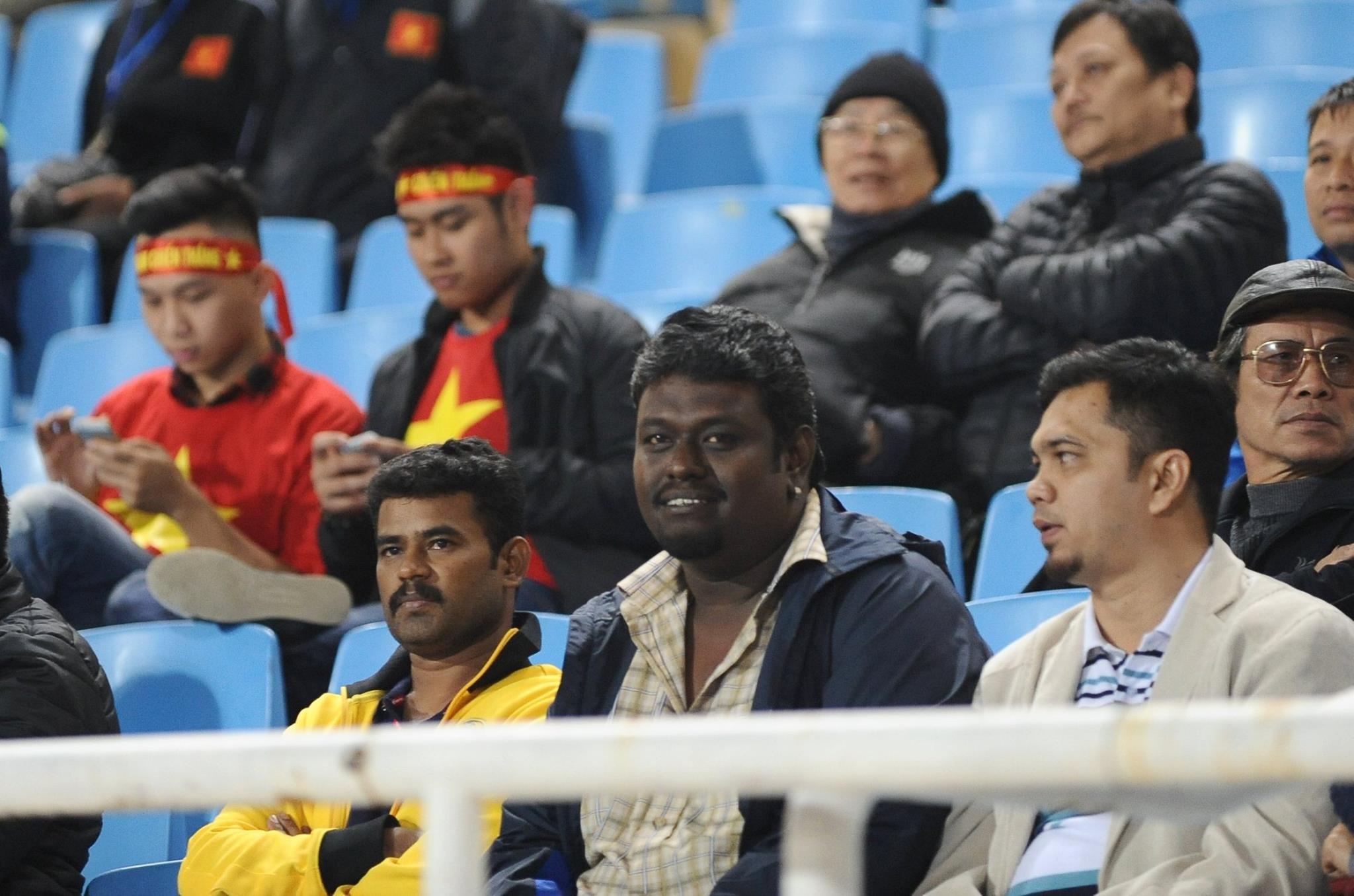 Nhóm CĐV Malaysia ngồi ở khu VIP khán đài A với tâm trạng khá thoải mái.