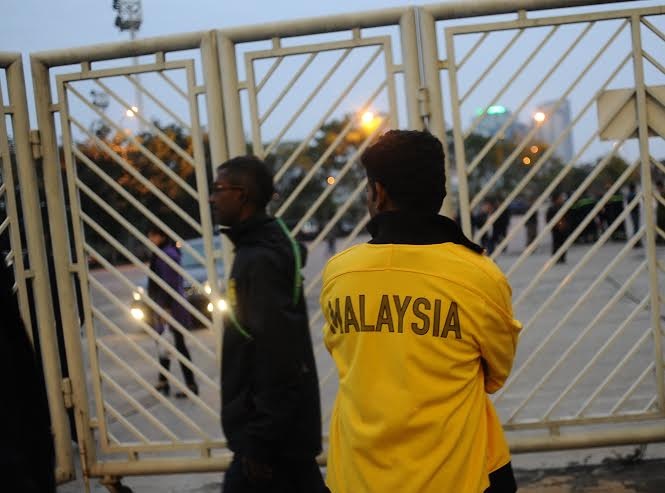 Cổ động viên Malaysia với lối đi riêng được ngăn cách đặc biệt để tránh những sự cố đáng tiếc.