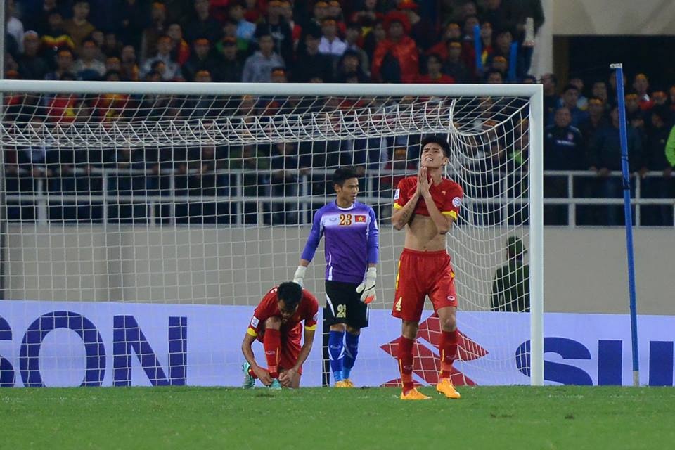 Hàng thủ ĐTVN đã có một hiệp 1 thi đấu thảm họa với vô số những sai lầm rất đáng trách. Ảnh: Tuấn Mark.