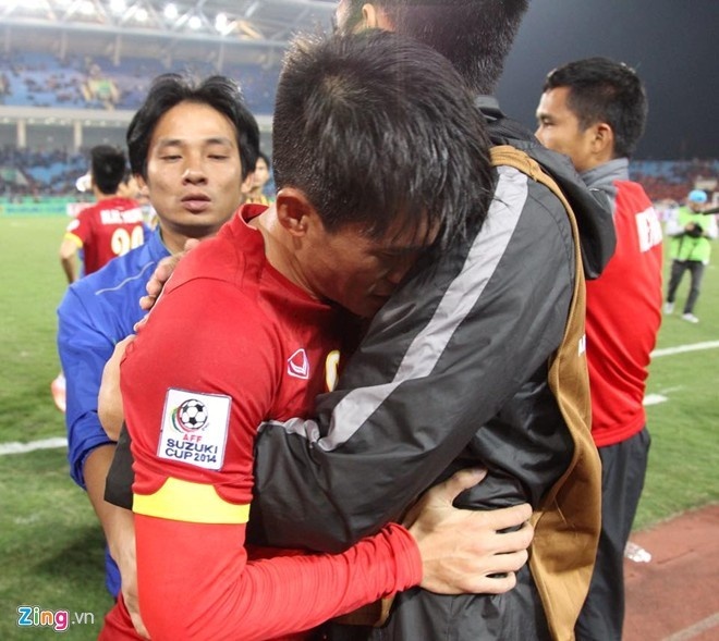 Công Vinh òa khóc trong vòng tay đồng dội ngay sau khi trận đấu với Malaysia kết thúc. Ảnh: Lê Hồ.