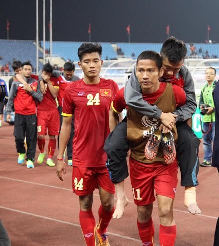 Tấn Tài phải nhờ đồng đội Anh Đức cõng rời sân sau khi bị chấn thương trong trận đấu vừa qua. Ảnh: Thế Thắng.