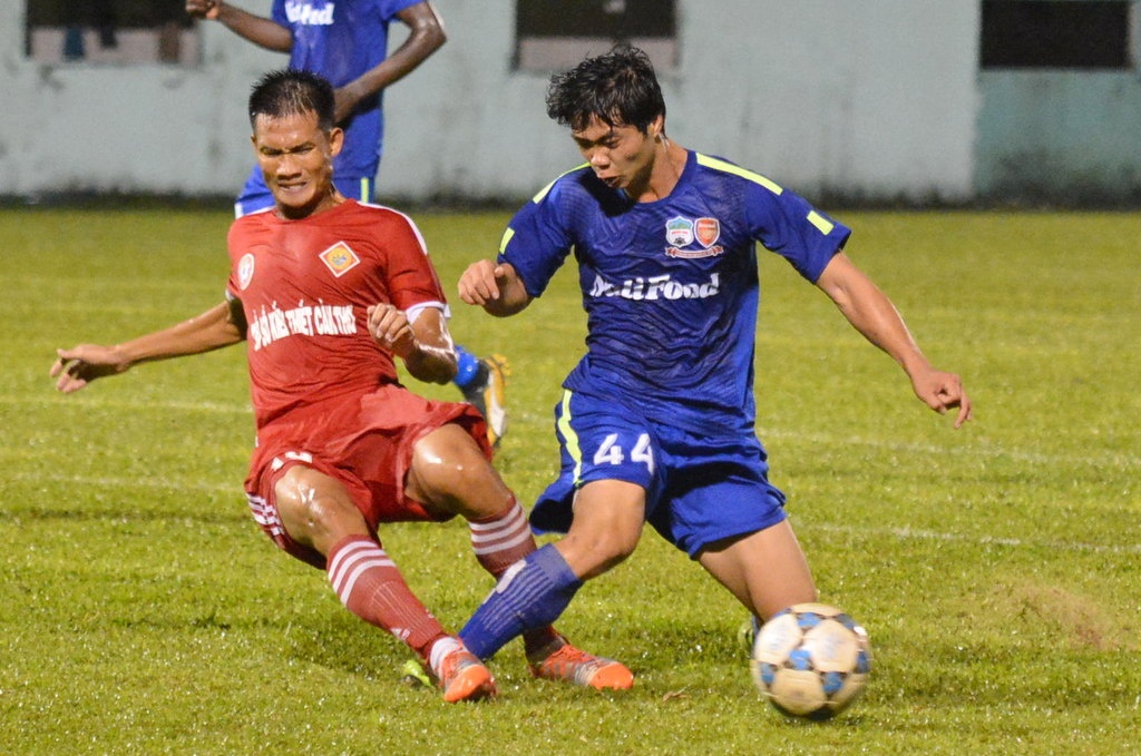 Cong Phuong cung dong doi thu suc voi a quan giai Thai Lan hinh anh