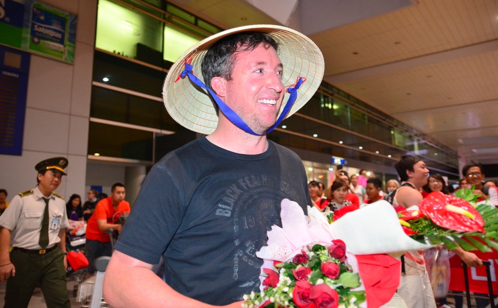Robbie Fowler doi non la, tang chu ky cho fan Viet Nam hinh anh