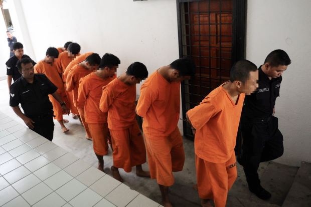 AFC dieu tra vu CDV Malaysia danh fan Viet Nam hinh anh