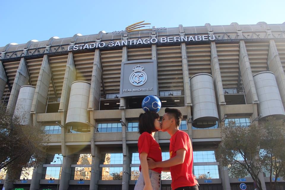 Thu Huyền- Kim Phúc đặt chân máy, tự chụp ảnh cưới ngay trước cửa sân Bernabeu.