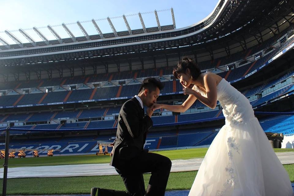 Cap doi Viet chup anh cuoi tren san Real Madrid hinh anh