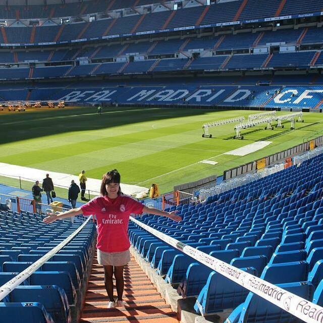 Lê Thu Huyền rát thích thú khi thực hiện được ước mơ đến sân Bernabeu, chụp ảnh cưới cùng Kim Phúc.