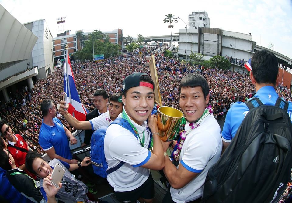 Hot boy Chappuis khoe anh ruoc Cup tai que nha hinh anh