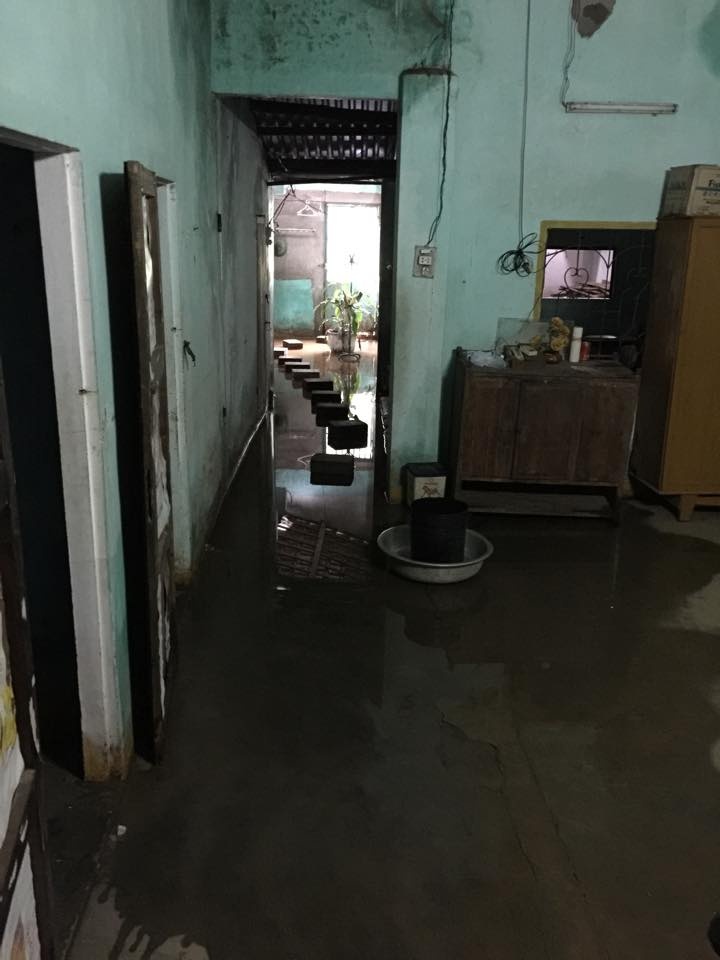 Căn nhà cũ, xập xệ ở quê, thường xuyên hứng chịu mưa lũ luôn là nỗi canh cánh trong lòng của Phạm Văn Tiến. Anh rất mong sẽ sớm cất nhà mới cho bố mẹ.