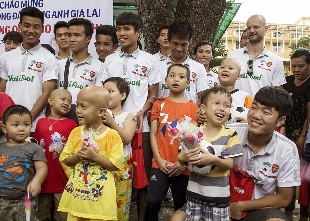 Cau thu HAGL tham cac nan nhan ung thu hinh anh