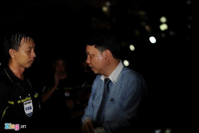 Trọng tài Võ Minh Trí trao đổi trong tình cảnh mất điện với Tổng thư ký VFF Lê Hoài Anh. Ảnh: Tùng Lê.