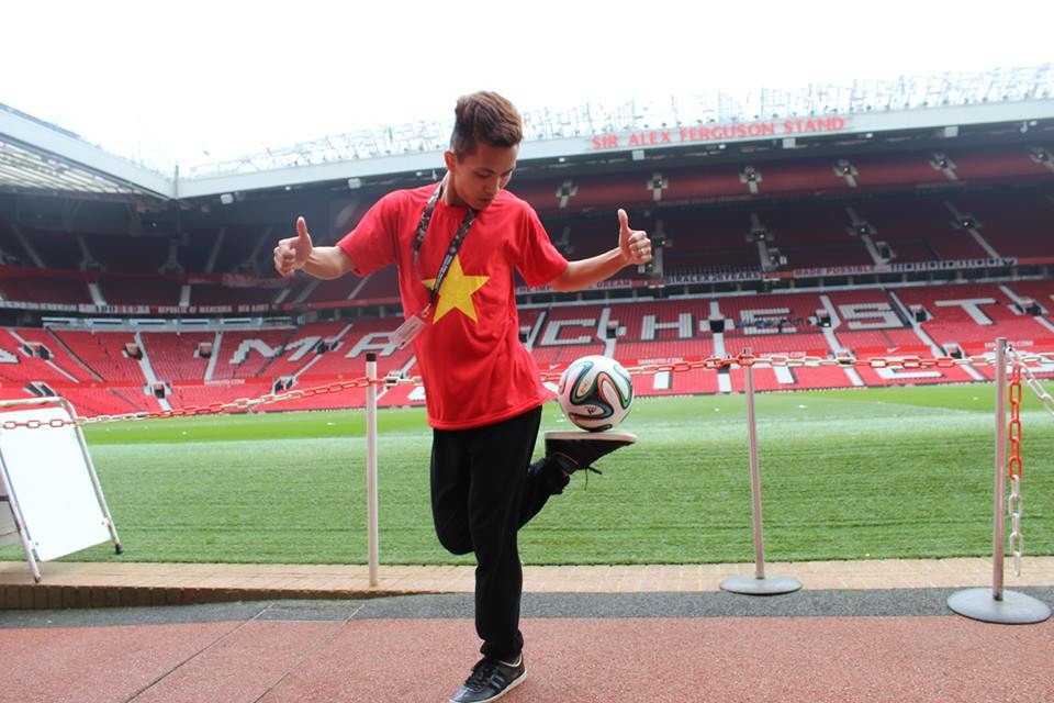 Ngoài Real Madrid, Kim Phúc cũng đã đến Man United nhờ tài tâng bóng của mình. Ảnh: FBNV.