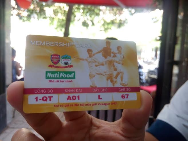 Tấm vé mùa hiện đại của HAGL, trên đó có ghi cổng vào, chỗ ngồi, lô