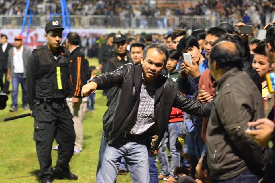 Bầu Đức xuống tận sân mời khán giả ở dưới đường piste lên khán đài xem các cầu thủ thi đấu. Ảnh: Văn Ngọc.