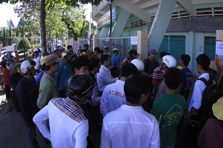 Rất đông cổ động viên tập trung trước địa điểm bán vé nhưng đành thất vọng ra về.