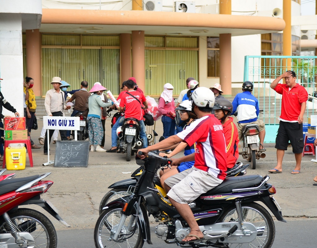 Giá giữ xe tăng đột biến lên đến 20.000 đồng/chiếc. Nếu khán giả gửi xe ở Trung tâm TTD tỉnh hoặc Trung tâm văn hóa tỉnh (ảnh) thì chỉ có giá 5.000 đồng/chiếc.