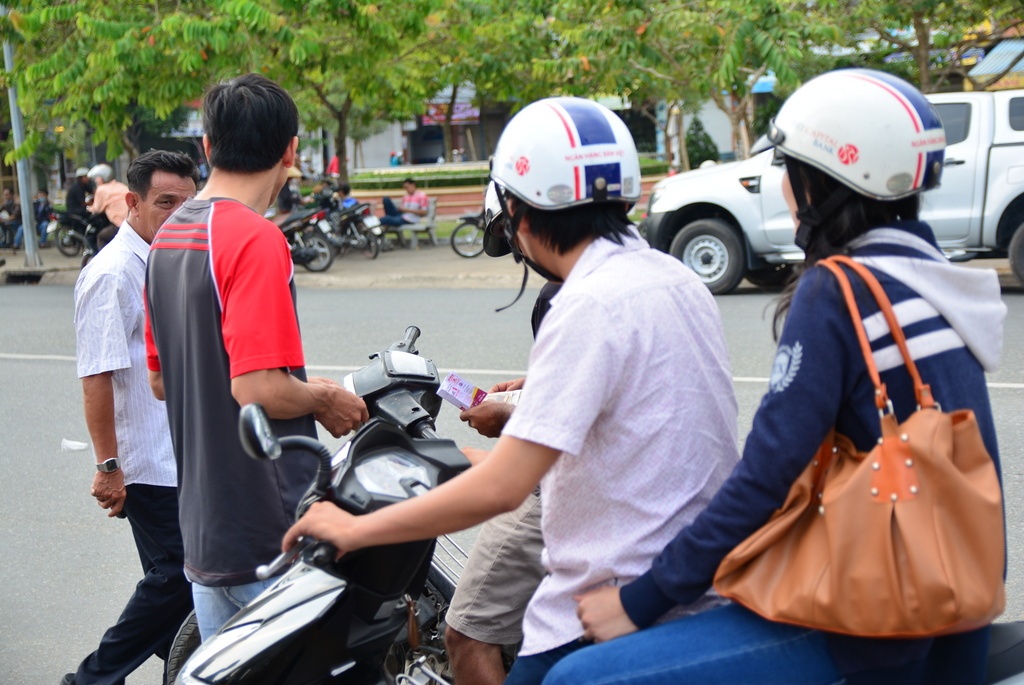 Dù ban tổ chức đã hạn chế tối đa nạn phe vé nhưng vé vẫn được tuồn ra để bán với giá cao ngất ngưởng cho người hâm mộ.