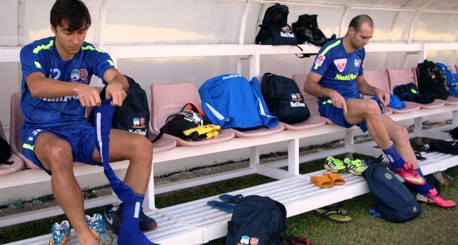 Ngoai binh tai V.League: Am anh va phu thuoc hinh anh