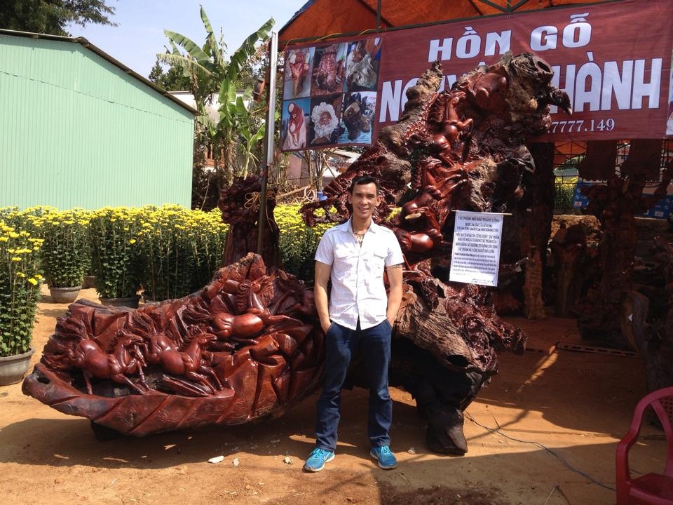 Trợ lý Nguyễn Lê Nguyên Thành bên cạnh bộ Bát mã bằng gỗ hương được hỏi mua với giá 650 triệu của mình. Ảnh: Nhân vật cung cấp.