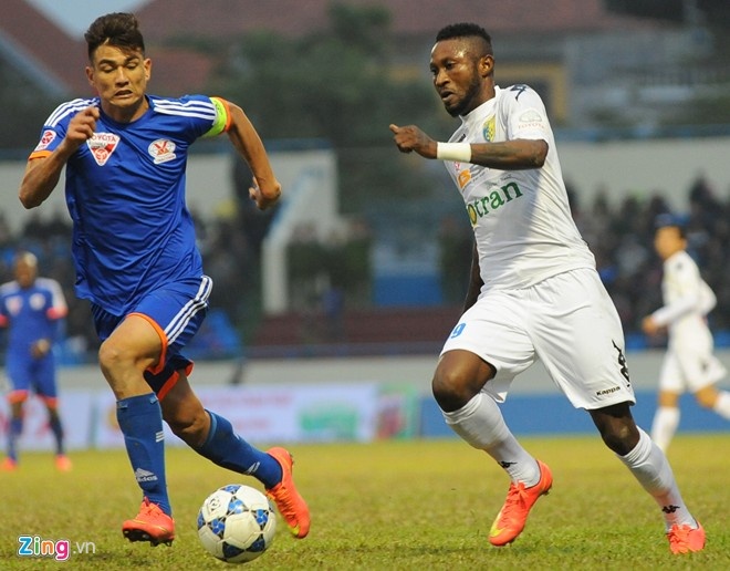 Than Quảng Ninh (áo xanh) là đối thủ khó khăn của B.Bình Dương ở vòng 5. Ảnh: Tùng Lê.