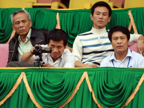 Sau khi hết cầm còi ông Dương Văn Hiền chuyển qua làm giám sát. Ảnh: VSI/Thể thao Văn hóa.