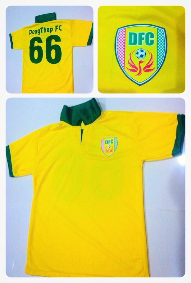 Mẫu áo đấu loại 2, giá 175.000 đồng được Đồng Tháp thiết kế rất kỹ trước khi tung ra bán ở thị trường.