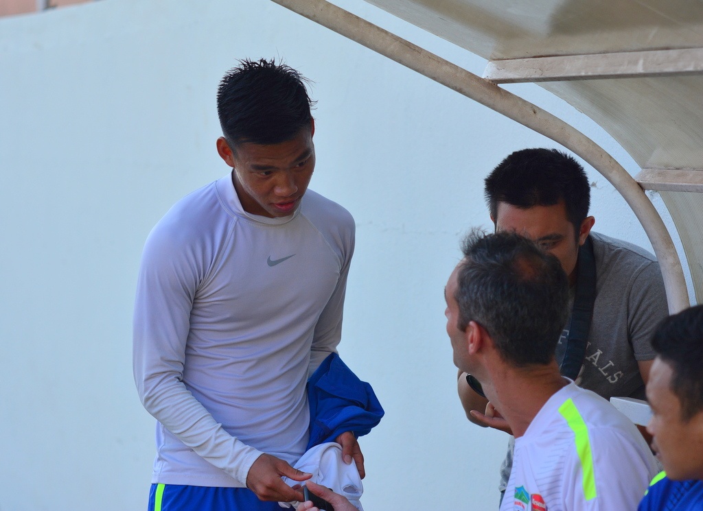 Chuyên gia thể lực Anthony Debant cho các cầu thủ mang áo tập có gắn chíp và thu lại sau mỗi buổi tập để lấy số liệu.