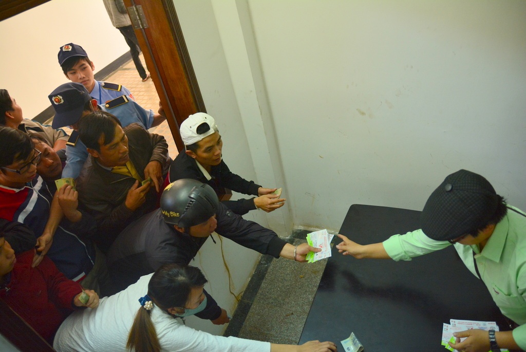 Nhon nhao canh mua ve xem HAGL thi dau hinh anh