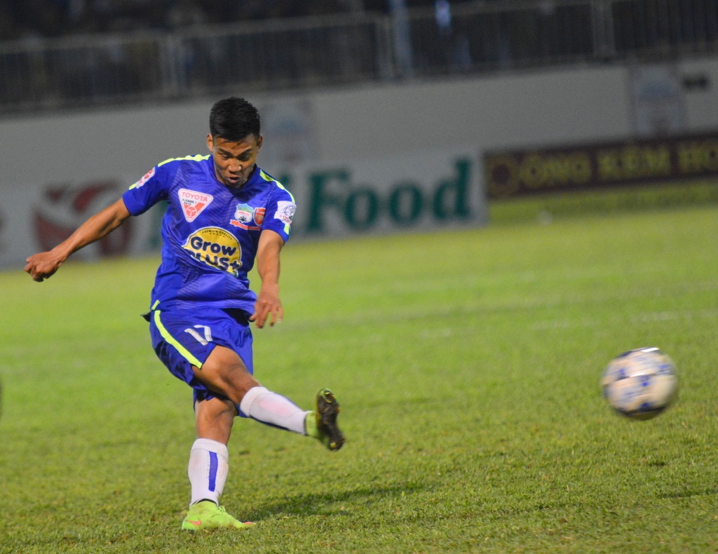 Phút 74, hậu vệ Vũ Văn Thanh tung cú sút xa ngoạn mục ghi bàn gỡ hòa 1-1 cho HAGL. Đây là thành quả xứng đáng của đội bóng phố Núi sau những nỗ lực không ngừng.