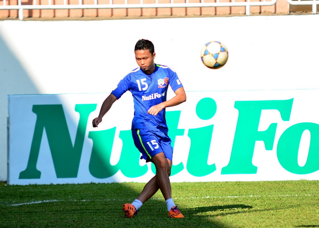 Khuất Hữu Long đã tập luyện vài tuần nay nhưng chưa thể trở lại thi đấu sớm.