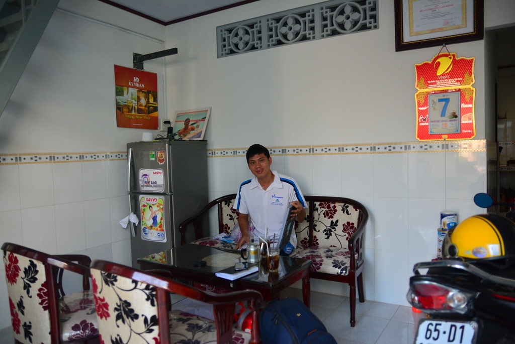 Thanh Tùng trong căn nhà nhỏ trị giá 280 triệu đồng mà anh mới mua lại.