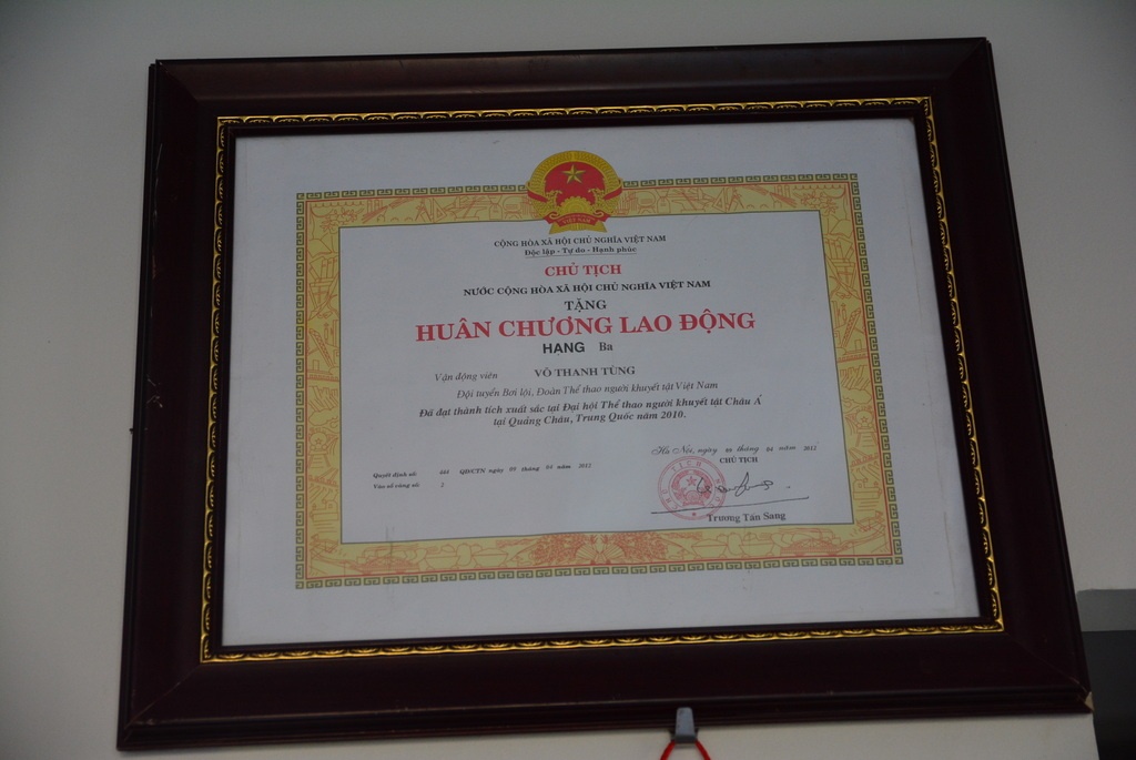 Những thành tích, bằng khen luôn được anh treo trang trọng ở căn nhà mới.