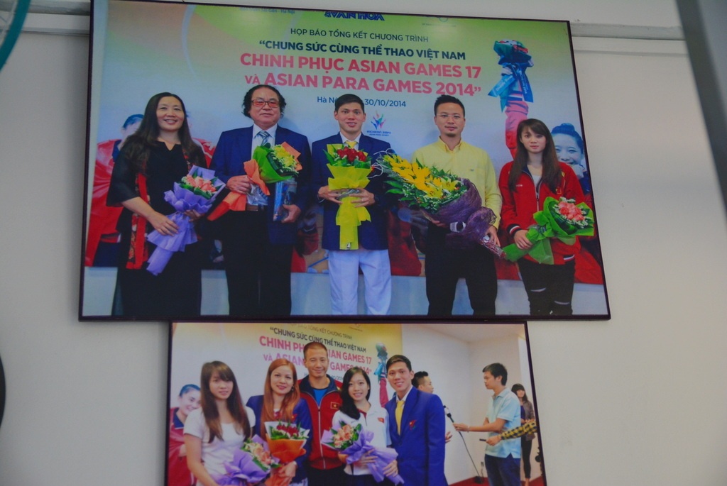 Thanh Tùng cùng HLV Đổng Quốc Cường trên bục nhận huy chương.