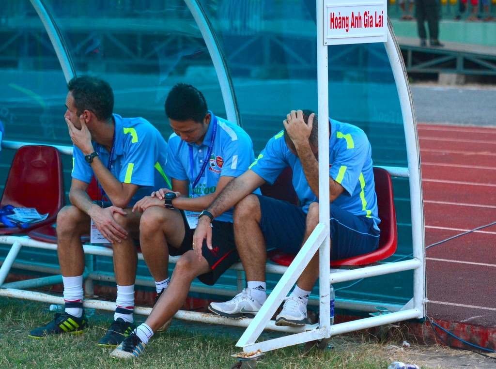 Ban lãnh đạo HAGL gục ngã sau trận thua 1-3 trước Cần Thơ.