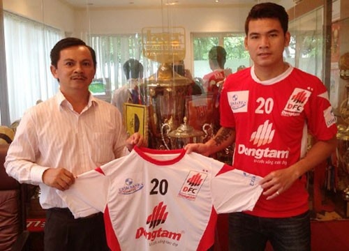 Ông Võ Thành Nhiệm (trái) đưa về nhiều cầu thủ giàu kinh nghiệm những năm qua như Quang Thanh, Tài Em, Chí Công. Tất cả họ đều đang chơi rất thành công.