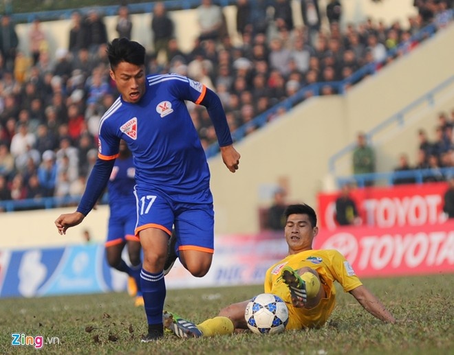 Mạc Hồng Quân cùng các chân sút của Than Quảng Ninh đã bỏ lỡ quá nhiều cơ hội ghi bàn. Ảnh: Tùng Lê.