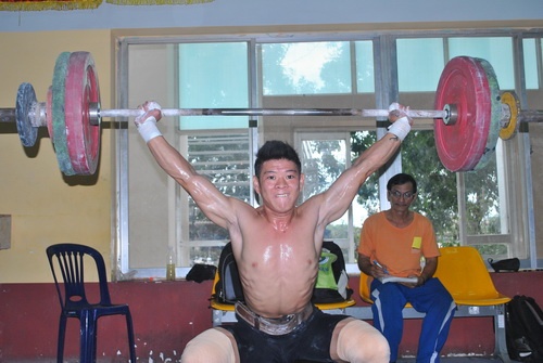 Hàng ngày Thạch Kim Tuấn vẫn đang khổ luyện dưới sự dìu dắt của thầy ruột Huỳnh Hữu Chí. Ảnh: Hoàng Tâm.