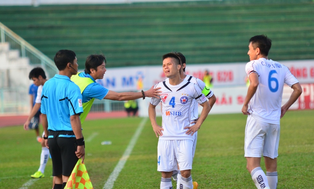 HLV Le Huynh Duc buc xuc vi Chi Cong khong nhan the do hinh anh