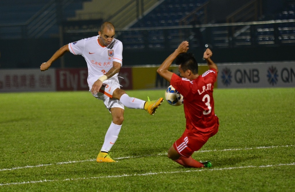 B.Binh Duong thua nguoc doi bong Trung Quoc hinh anh