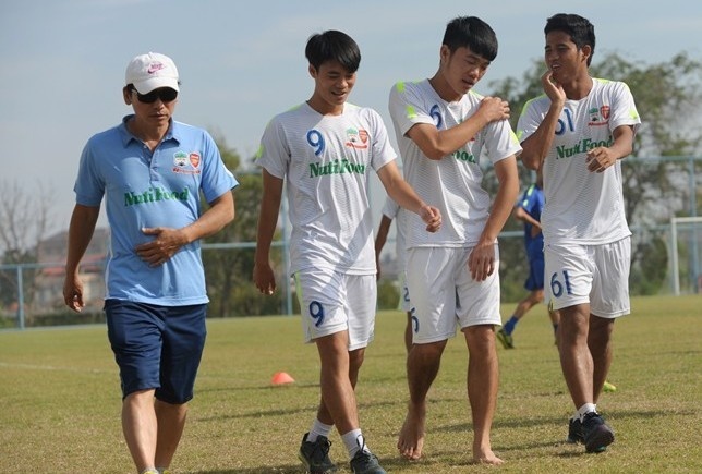 Bac si HAGL khen Cong Phuong khoe hon cau thu cung lua hinh anh