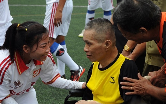 Cha de giai thuong Qua bong vang Viet Nam qua doi hinh anh