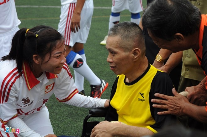 Nhà báo Minh Hùng bên cạnh bạn bè, đồng nghiệp trong trận đấu gây quỹ giúp đỡ anh vào cuối tháng 8/2014. Ảnh: Nguyễn Quang.