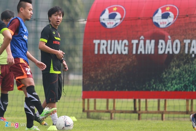 HLV Miura rất nghiêm khắc trong tập luyện, không ưu ái bất cứ cầu thủ nào. Ảnh: Tùng Lê.