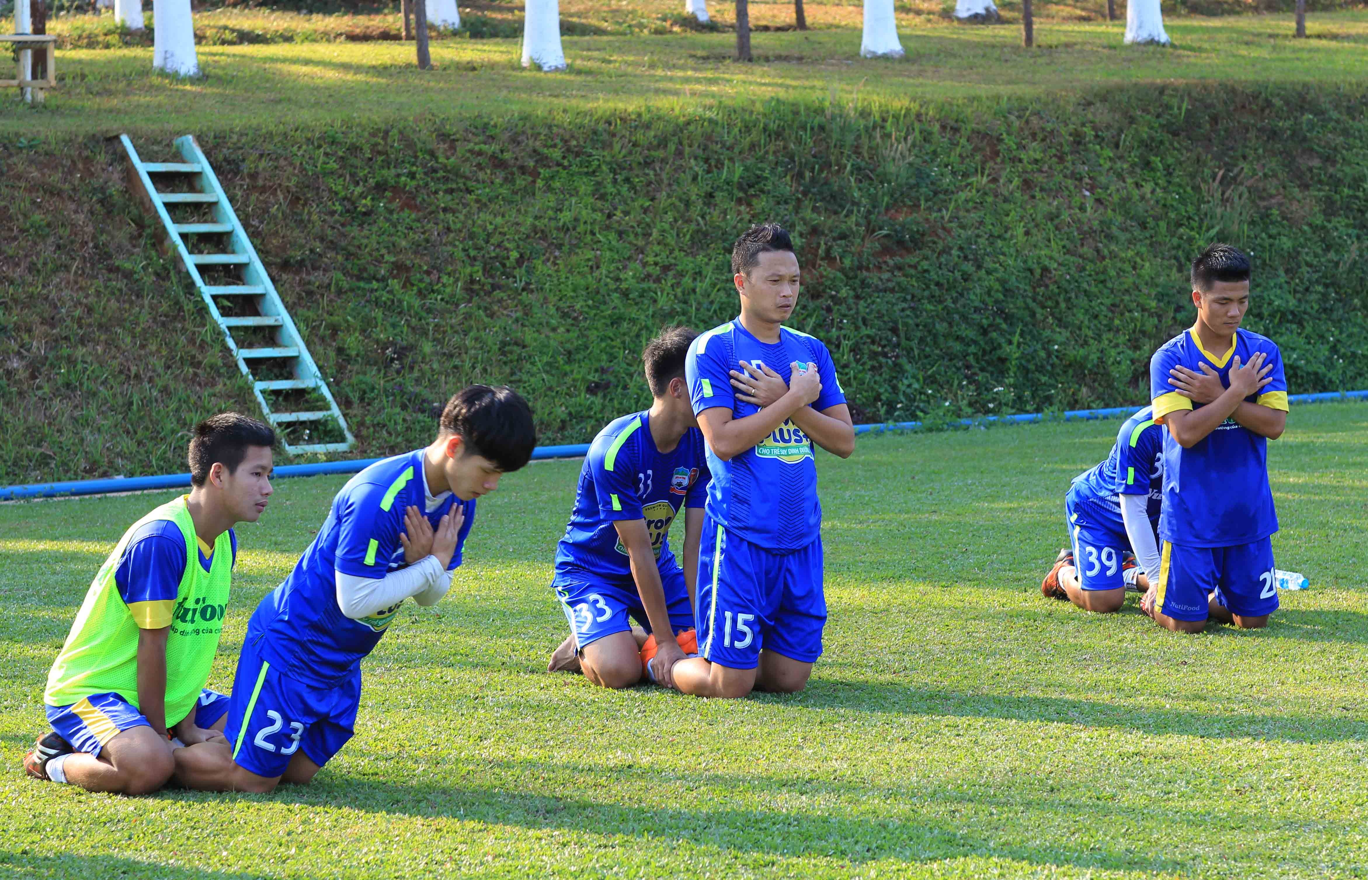 HAGL don tin vui trong ngay tap trung tro lai hinh anh